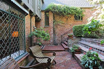 05_front_patio